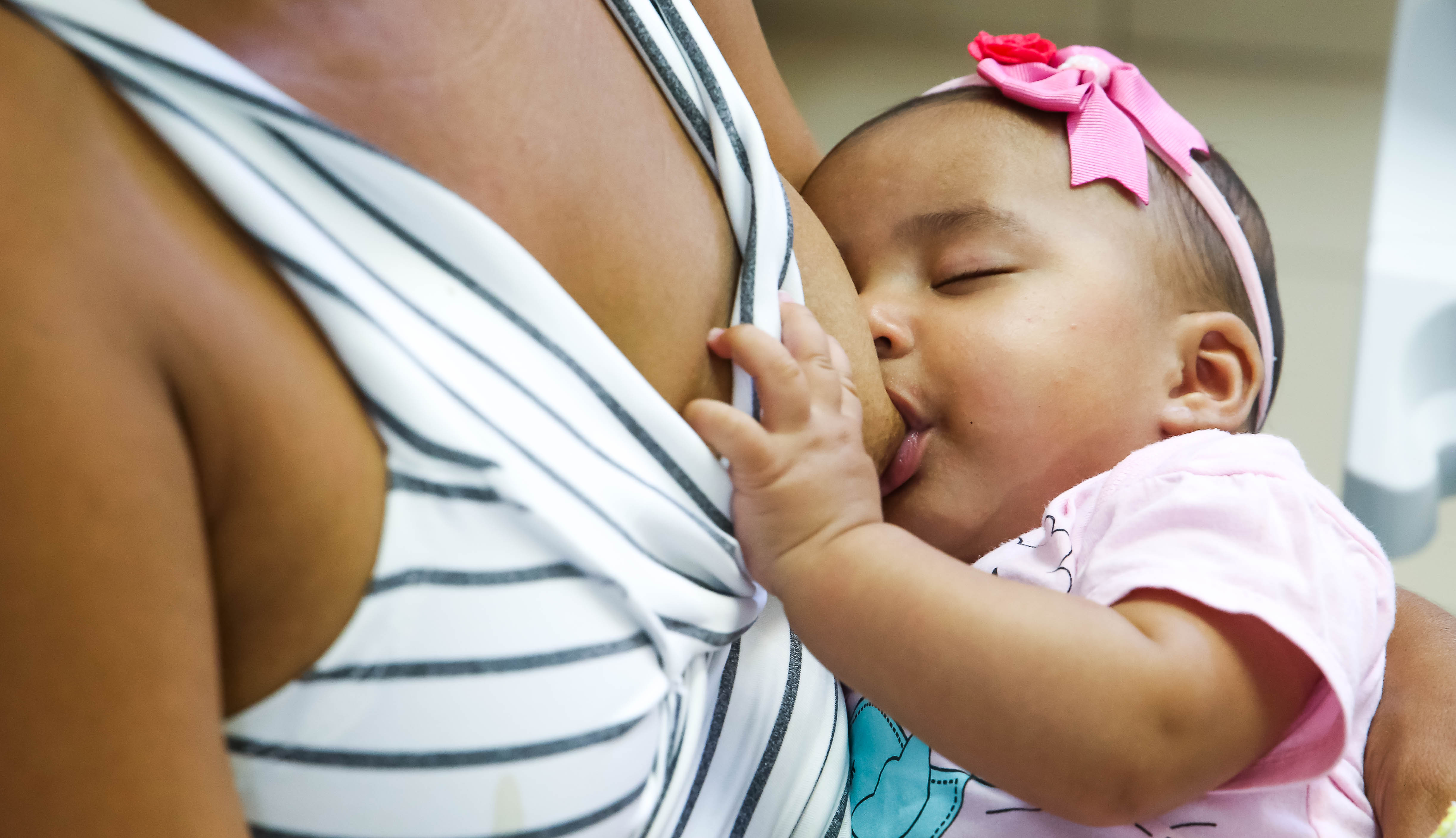 mãe amamentando um bebê